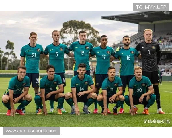 足球球星场下休闲与赛场风格融合的时尚穿搭解析